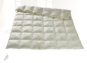 Extraleichte Daunen Bettdecke mit Seide "Locarno Silk"
