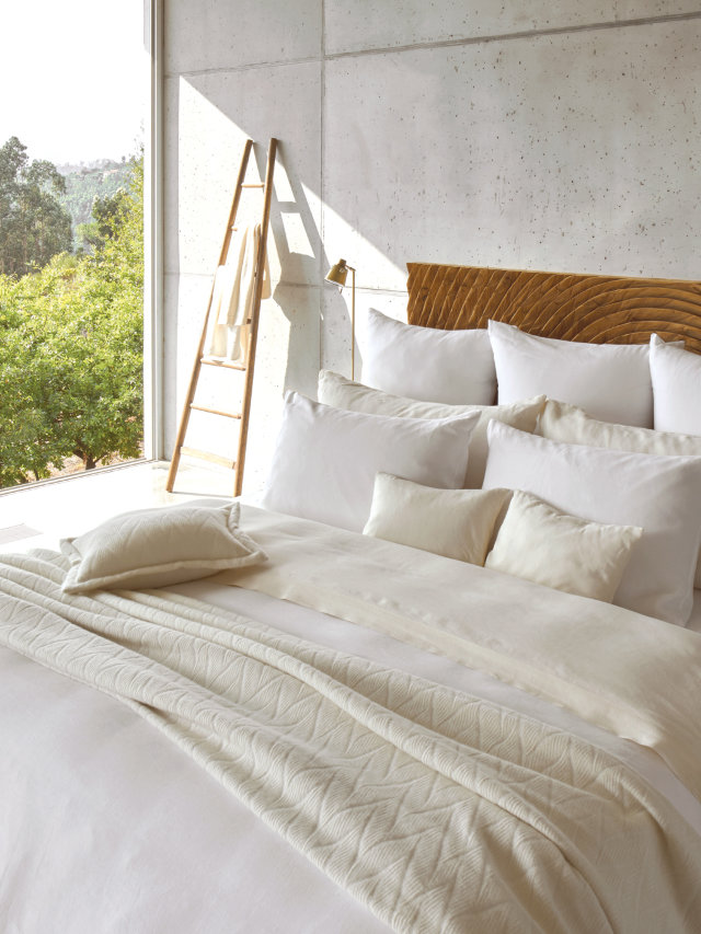 Moon" bed linen in French linen, in 100 White and 101 Naturel