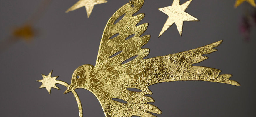 Der zarte Vogel ist mit Goldblättchen verziert und verbreitet eine herrlich festliche Stimmung.