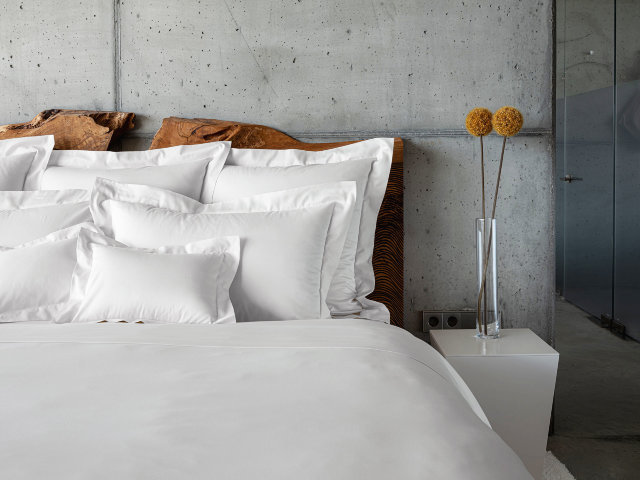 Satin bed linen Celso de Lemos "Capela" in 100 White