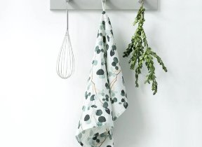 Vorgewaschenes Leinen Küchentuch mit Printdesign "Eucalyptus on white" - © Buchhaltung