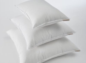 Soft, supple down pillow "Celso de Lemos Molissima"