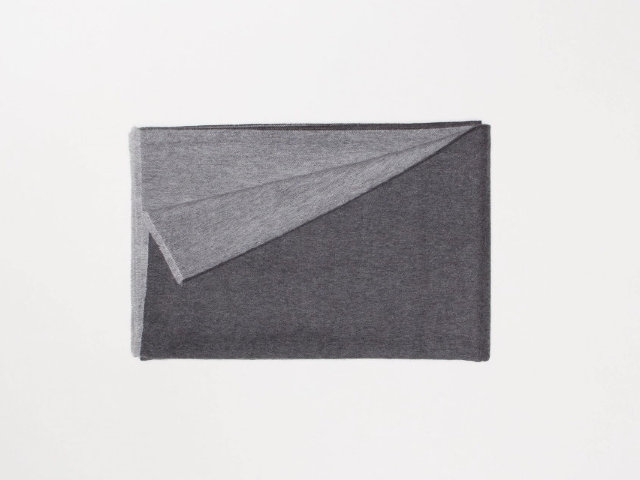 Lammwoll Plaid mit Kaschmir "Begg x Co Vale Reversible Charcoal Grey", 147 x 200 cm